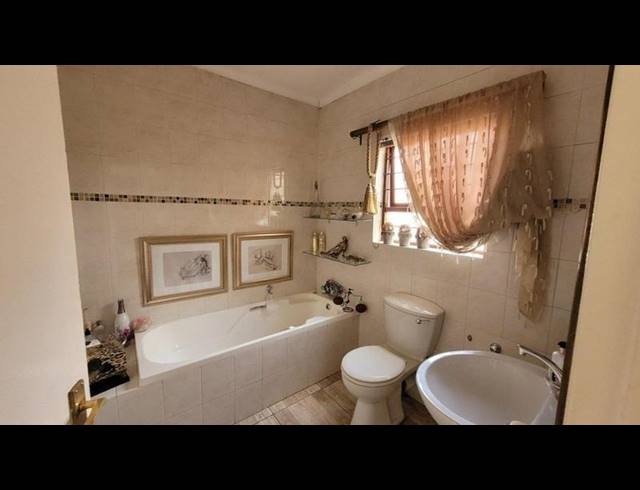 3 BEDROOM TOWNHOUSE FOR SALE IN VANDERBIJLPARK SW 5